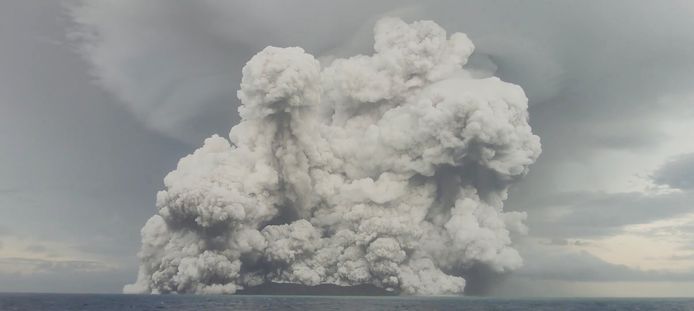 De Hunga Tonga-Hunga Ha’apai uitbarsting, om de volledige naam te geven, die plaatsvond in januari van dit jaar, verwoestte 90 procent van het onbewoonde eiland Hunga Tonga Ha’apai. Dat eiland kwam zelf pas in 2015 tevoorschijn na een andere, kleinere uitbarsting. De andere Tonga-eilanden, die wel bewoond zijn, werden ook zwaar getroffen.