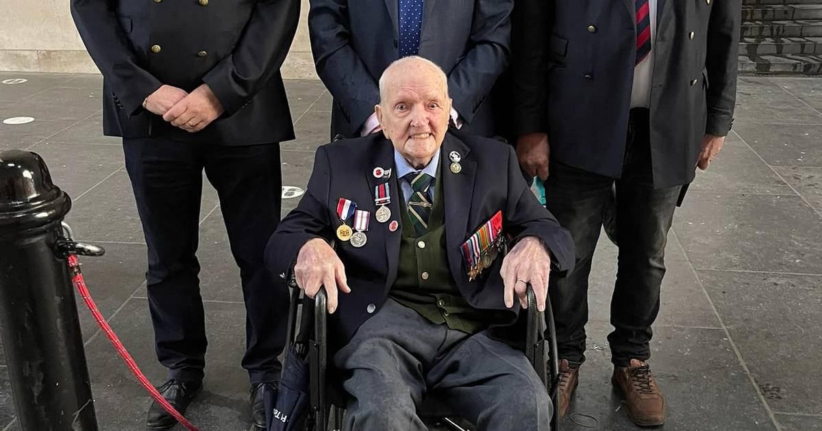 Last Post krijgt bezoek van oorlogsheld Fred (102), die deelnam aan ...