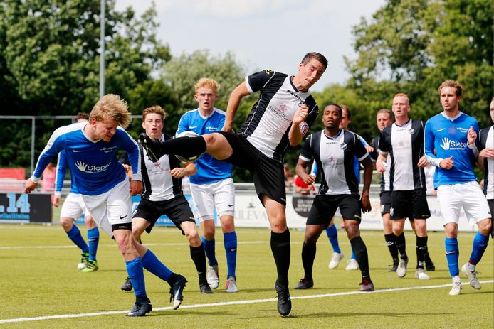 Kampong (in het blauw) streed drie seizoenen op rij om promotie. Nu is het eindelijk zover.