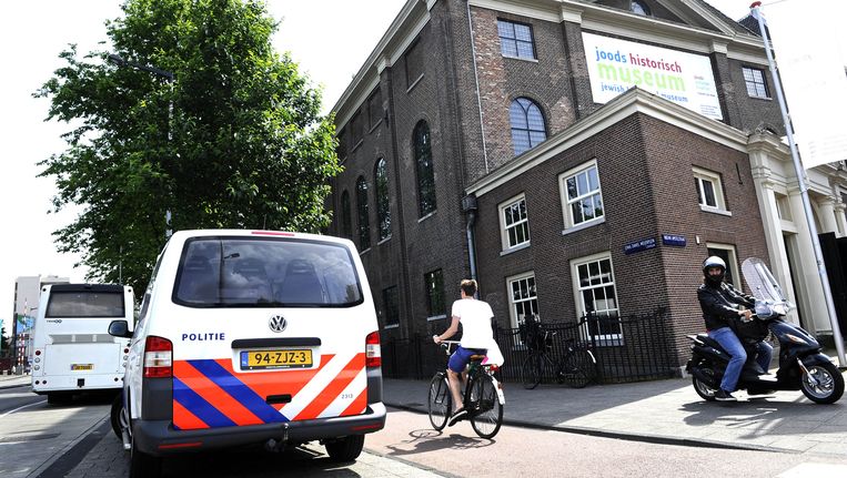 Een politiebusje bij de ingang van het Joods Historisch Museum. De politie in Amsterdam is nog waakzamer dan anders rond Joodse instellingen, een dag na de schietpartij in Brussel. Beeld anp