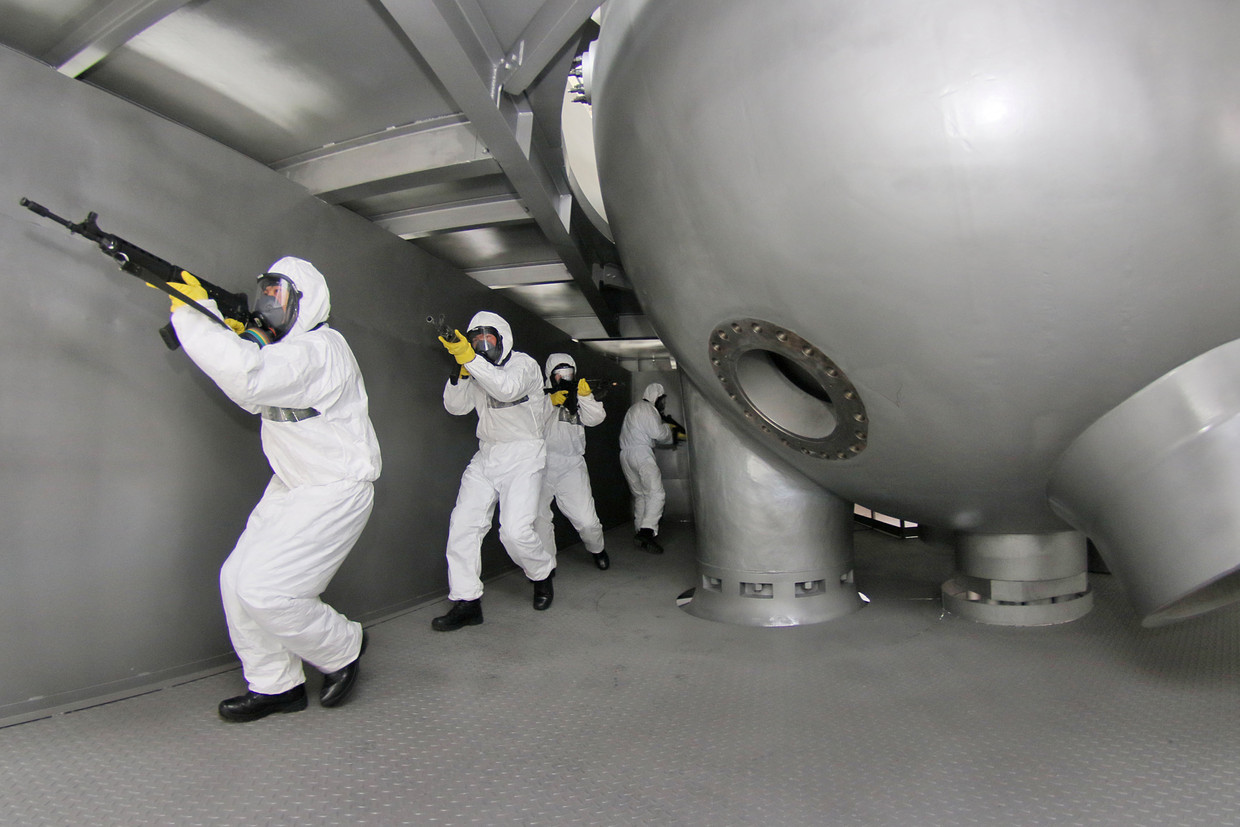 Politiemensen nemen deel aan een anti-terreuroefening in een kerncentrale in het Oost-Chinese Haiyang. Beeld Reuters