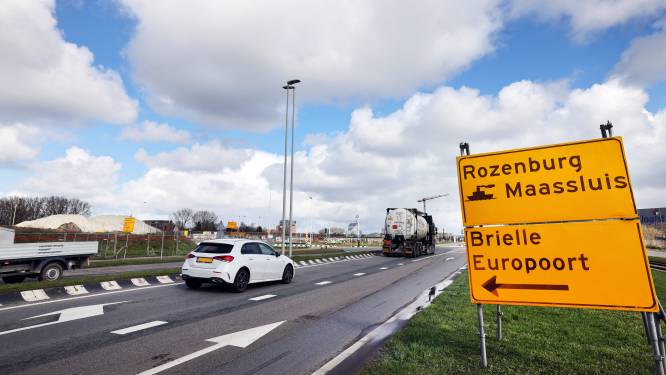 Dag in, dag uit staan er auto’s bij Rozenburgse veerstoep voor een pont die al maanden niet vaart
