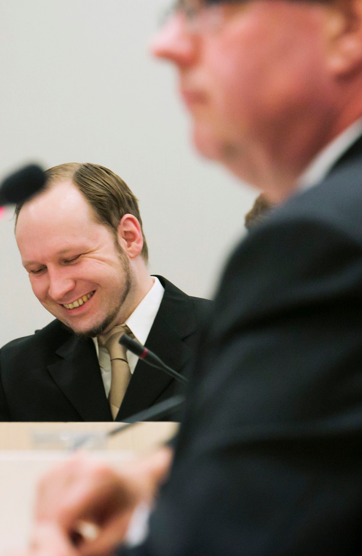 Anders Breivik lacht wanneer psychiater Terje Tørrissen in 2012 een verklaring aflegt in zijn rechtszaak. Beeld REUTERS