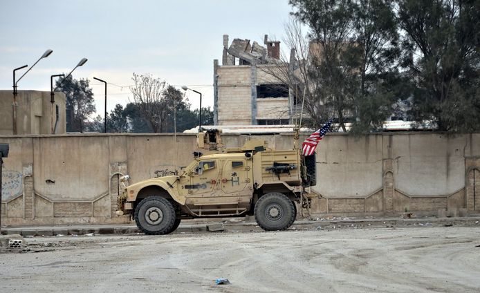 Een Amerikaanse gepantserde jeep bij de gevangenis.