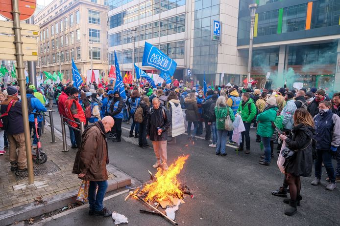 Duizenden personeelsleden uit de zorgsector in Brussel en Wallonië zijn vandaag op straat gekomen tegen de verplichte coronavaccinatie in hun sector.