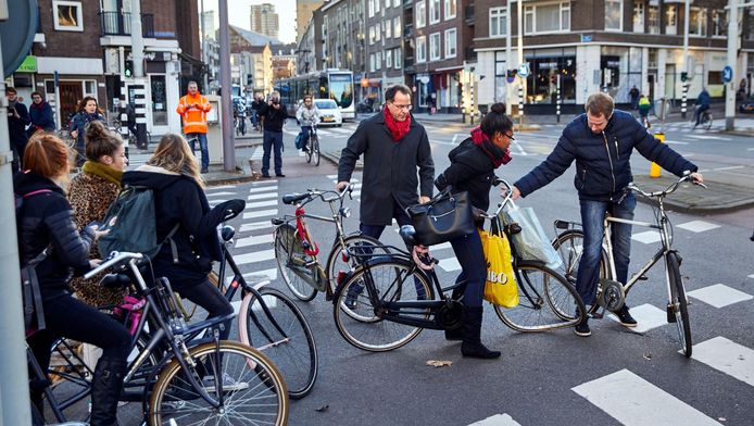 Binnen enkele minuten knalden twee keer fietsers op elkaar, voor het oog van wethouder Pex Langenberg (rode sjaal).