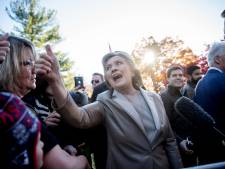 Lange rijen om te stemmen, Hillary steekt duim omhoog
