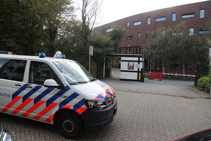 De politie bij ROC Mondriaan in Delft.