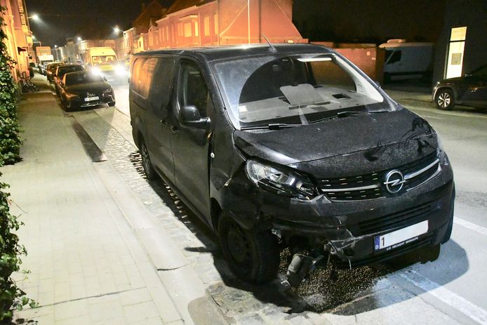 De Opel Vivaro strandde uiteindelijk langs de Bruggestraat in Menen, nadat de bestuurder vluchtmisdrijf pleegde bij het ongeval op Ons Dorp.