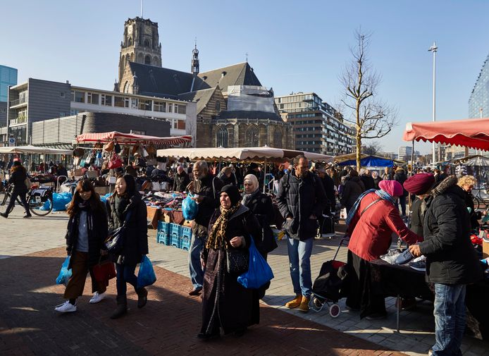De looppaden op de markt zijn smal en dus niet coronaproof, vindt de Tijdelijke Advies Commissie voor de markten in Rotterdam