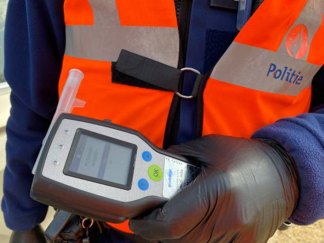 Automobilist met een glas op en zonder rijbewijs rijdt de sloot in