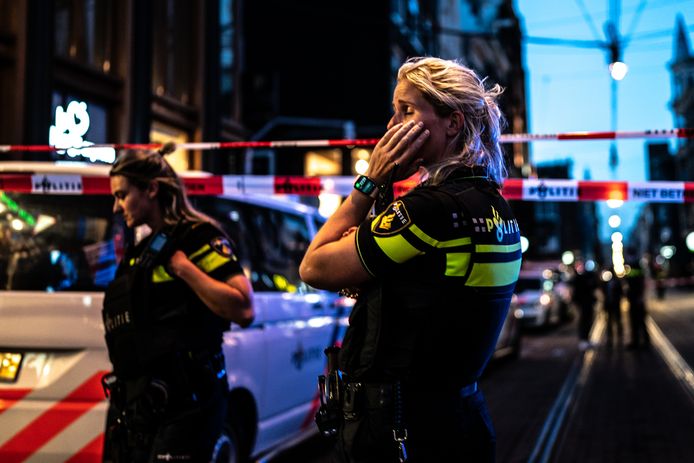 Politie in de Leidse Dwarsstraat in Amsterdam, waar Peter R. de Vries werd neergeschoten.