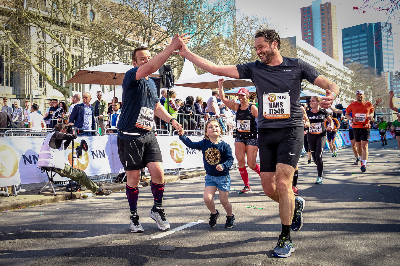 Ook wandelaars gaan straks over de finish bij NN Marathon Rotterdam