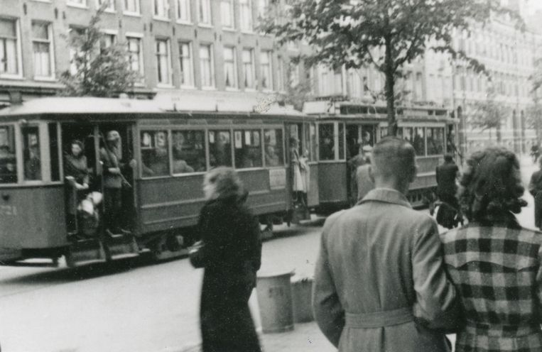 Joden worden met de tram van de Hollandsche Schouwburg in Amsterdam naar het treinstation gebracht. 
Foto in het geheim gemaakt door amateurfotograaf K.F.H. Bönnekamp. Beeld Beeldbank WOII Niod
