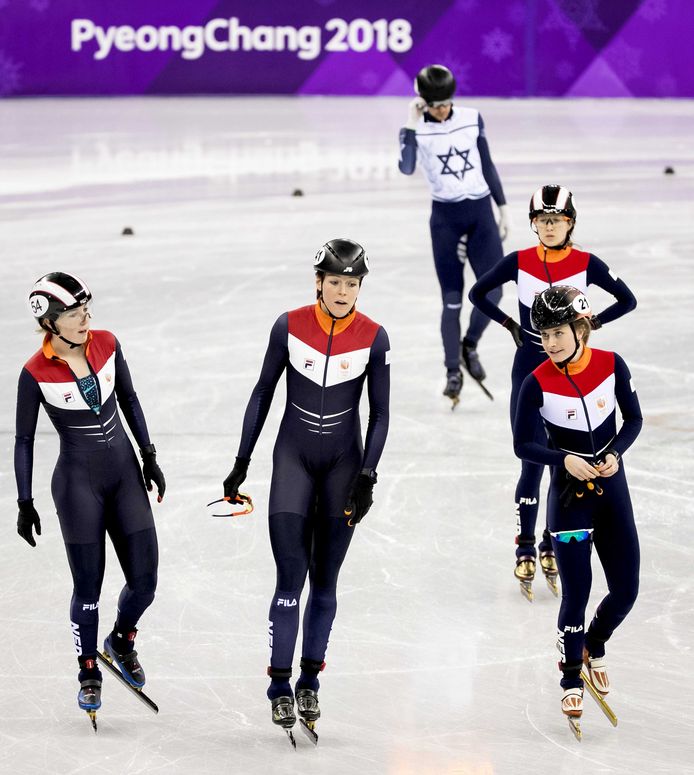 Lara van Ruijven, Jorien ter Mors, Suzanne Schulting en Yara van Kerkhof tijdens de training van de Nederlandse shorttrack ploeg in de Gangneung Ice Arena.