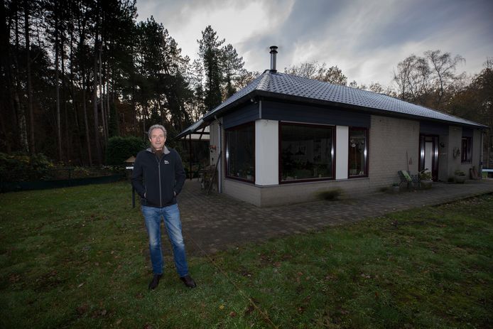 Wil Gijsbers bij zijn huis in Knegsel dat een recreatiebestemming heeft volgens de Raad van State