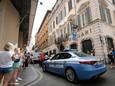 Criminelen hebben voor ongeveer 500.000 euro aan juwelen buitgemaakt bij een juwelier in Rome.