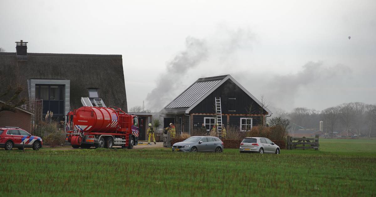 Brand richt veel schade aan in bijgebouw Lettele