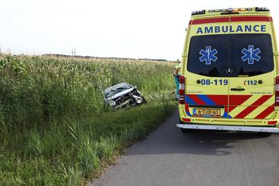 Auto belandt na eenzijdig ongeval in de sloot bij Wamel