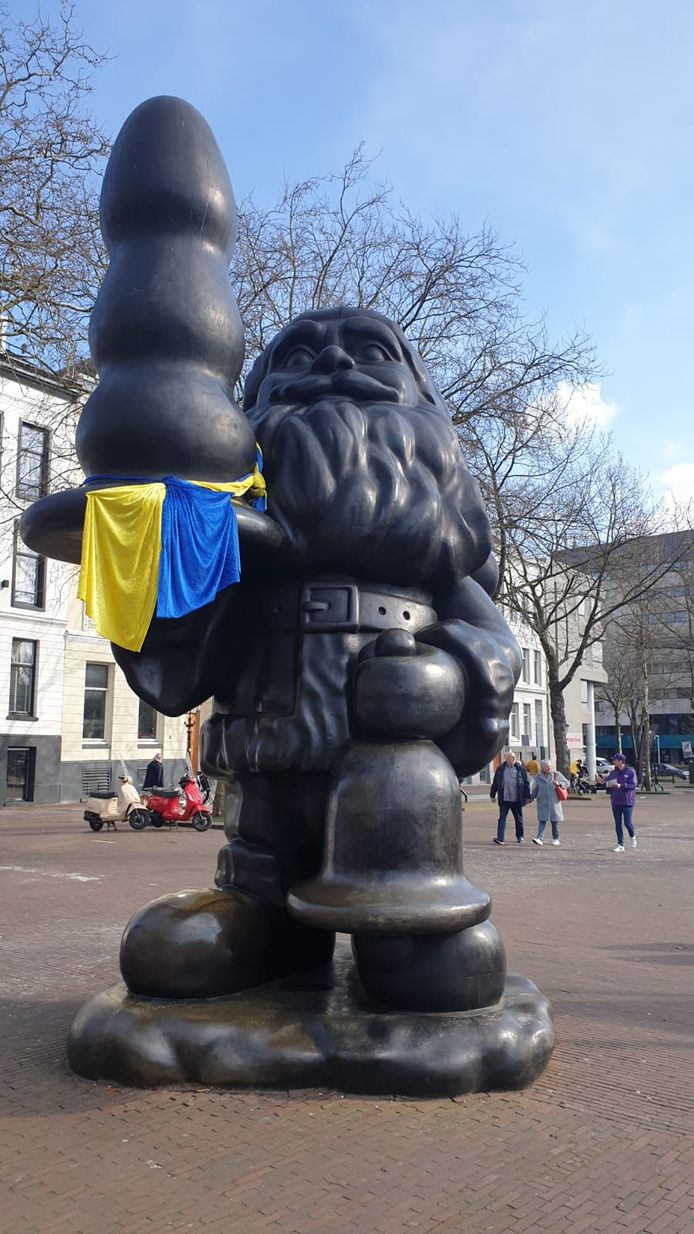 ‘Kabouter Buttplug' kreeg zaterdag een Oekraïense vlag omgeknoopt.