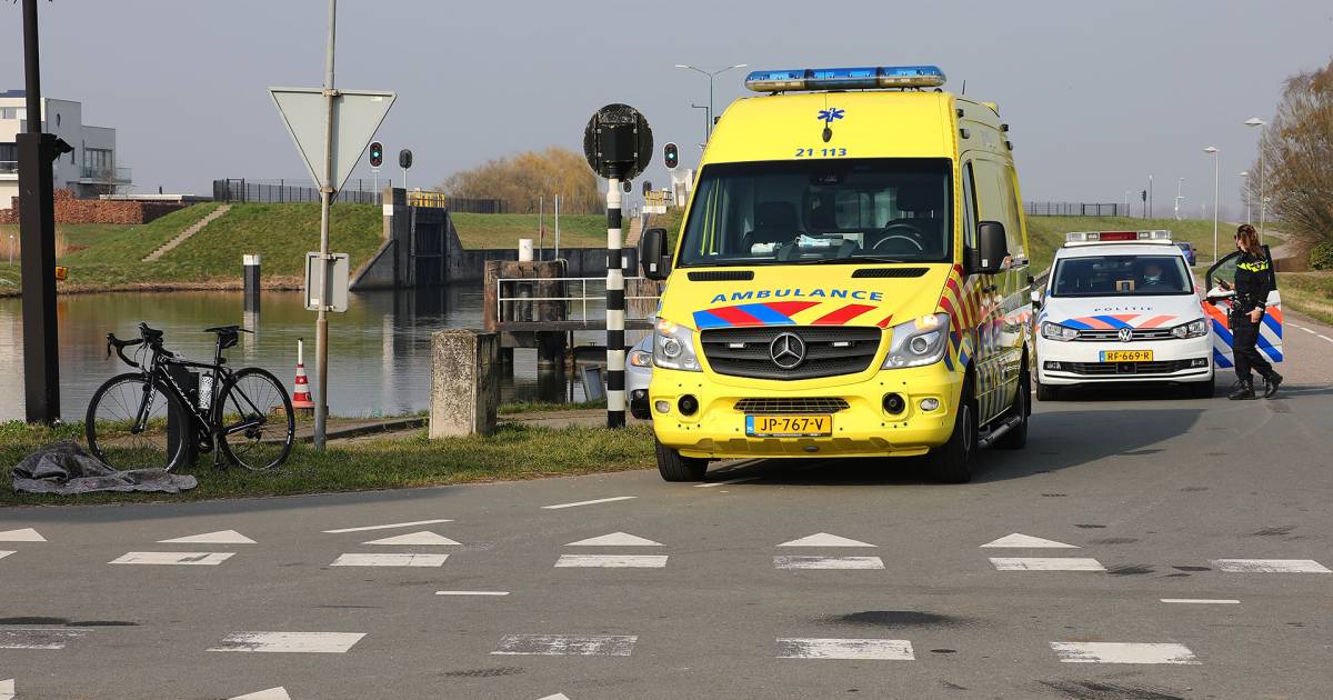 Wielrenster raakt gewond bij aanrijding met auto in Macharen.