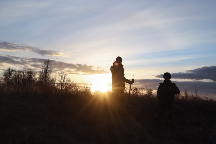 Oekraïense soldaten houden de wacht nabij Kiev.