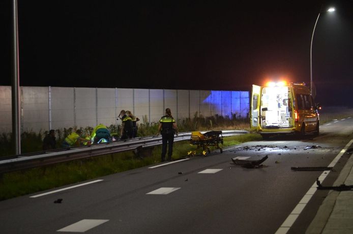 Het slachtoffer wordt behandeld.