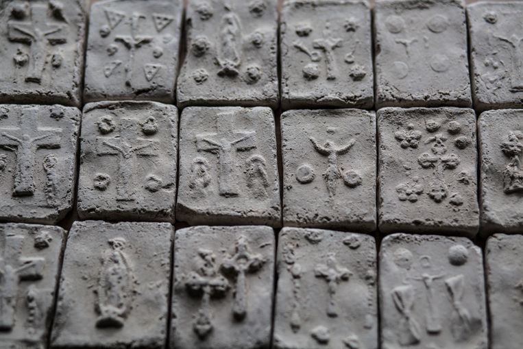 Eetbare aarde in Guatemala. Kunstenaar masharu kwam er bij zijn onderzoek achter dat over de hele wereld wel zand wordt gegeten. Beeld rv