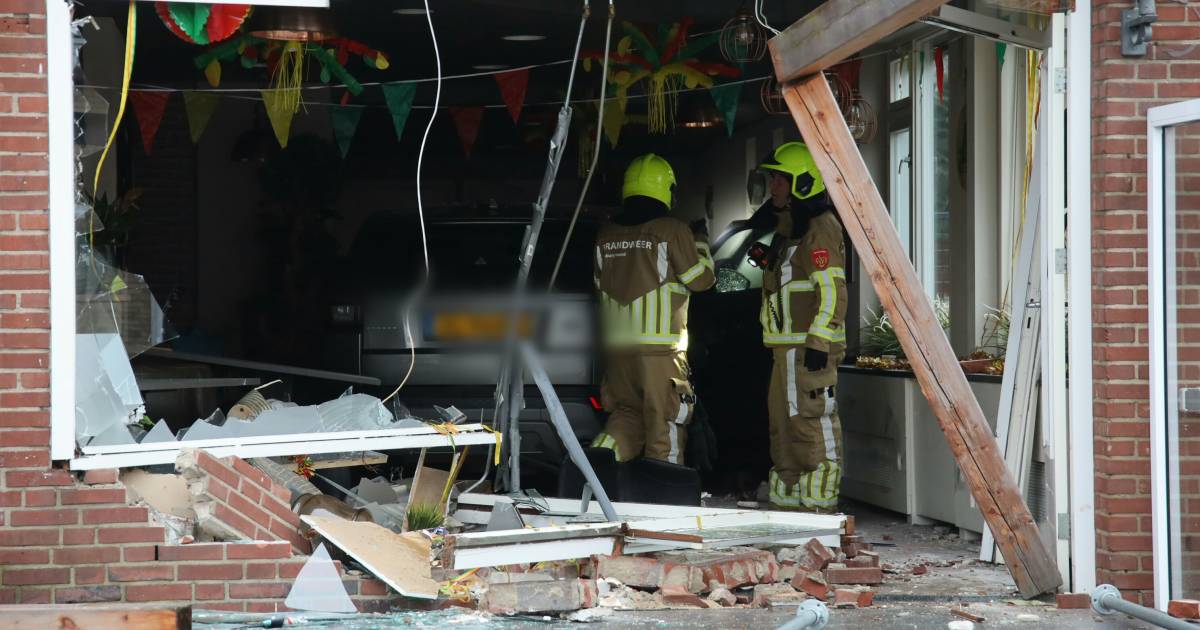 Grote Range Rover ramt pui van cafetaria en verdwijnt in de winkel: ‘Ik lag met mijn man nog lekker 
