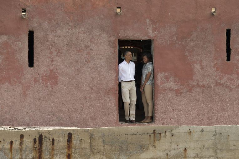 Barack en Michelle Obama in de 'Door of No Return' op het Senegalese eiland Gorée, waar Afrikaanse slaven naar Amerika en de Caraïben werden verscheept. Beeld AP