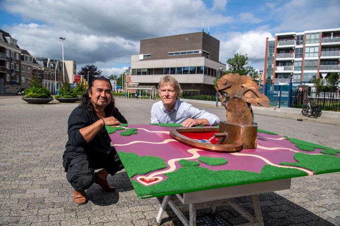 Kunstenaar Randy van Lingen (links) en Coen Heldeweg met het prototype van de fontein waar de gemeenteraad een stokje voor heeft gestoken.