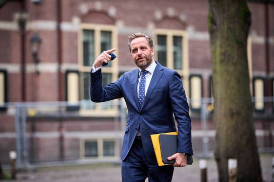 Minister Hugo de Jonge van Volksgezondheid, Welzijn en Sport (CDA) bij aankomst op het Binnenhof.