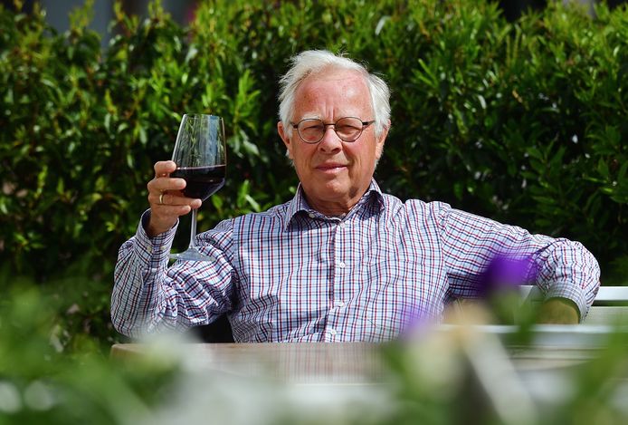 Na een roerige periode als wethouder financiën in Woensdrecht is Henk Kielman, bijna 75, nu uit de actieve politiek gestapt. Meer tijd voor zijn gezin, en voor een mooi wijntje.