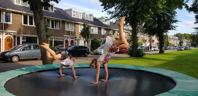 De dochter van Papatya en een vriendin op de trampoline aan de Julianaweg in Hoograven.