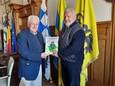 Burgemeester Jean-Marie Dedecker ontvangt het eerste nummer van Georges Keters.