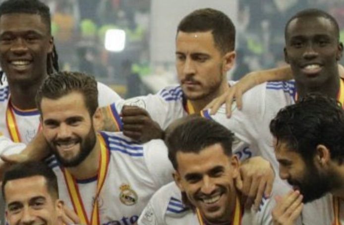 Eden Hazard tijdens de ploegfoto na winst in de Supercopa.