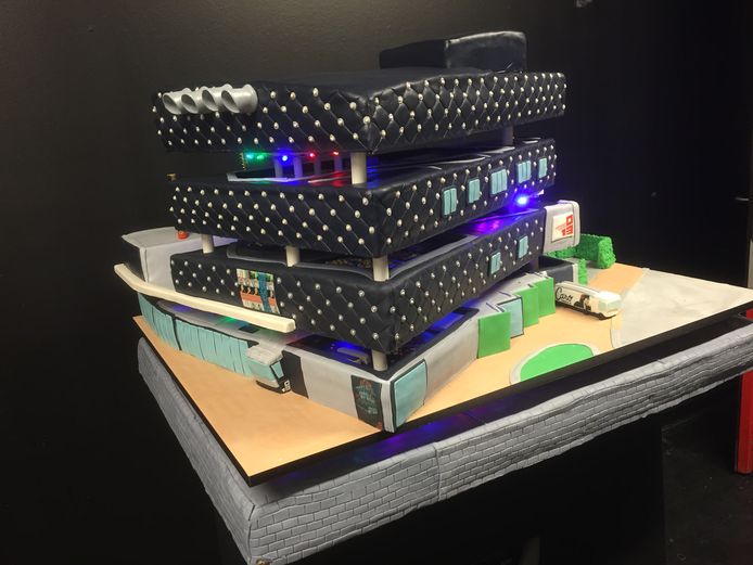 De ruim 200 kilo zware taart voor Poppodium 013.