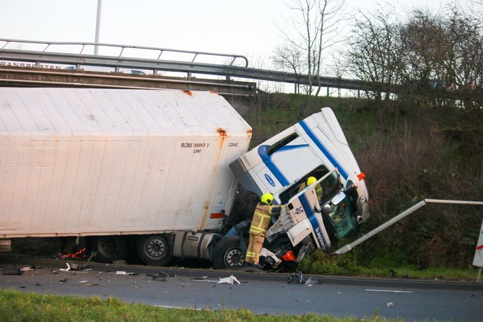 Hulpdiensten zijn vanmorgen rond 08.30 uur massaal afgegaan op een melding van een ongeluk op de Zandkade in Gorinchem.