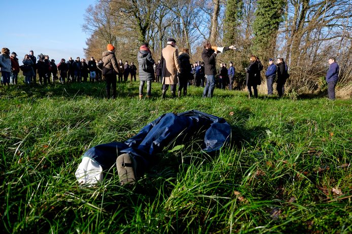 De beschuldigden van de homofobe moord op Ihsane Jarfi en de juryleden begaven zich tijdens het proces in november 2014 naar een veld in Tinlot nabij Hoei. Een pop stelde het slachtoffer voor.