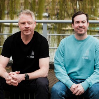 Expats James (55) and Billy (33) lay floors for people who can’t: ‘We are guests in Amsterdam. This is our way of giving back’