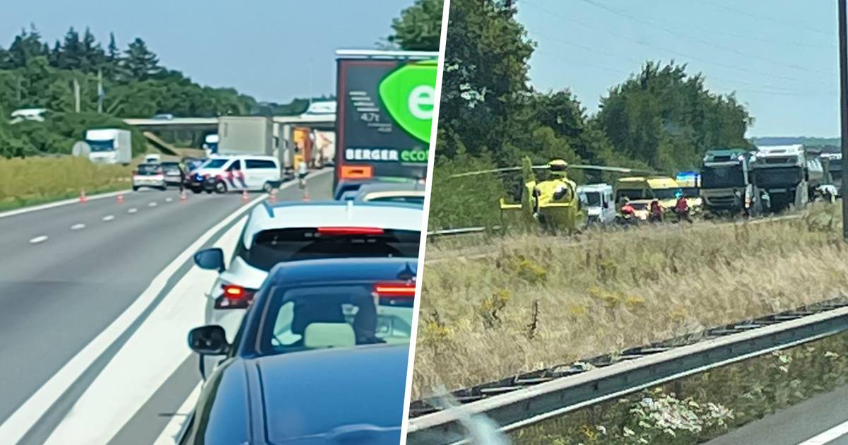 Vrachtwagen Defensie twee lekke banden na botsing met personenauto op A28.