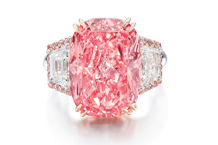 Negende blik Allemaal Zeldzame roze diamant levert bijna 60 miljoen euro op | Buitenland | AD.nl