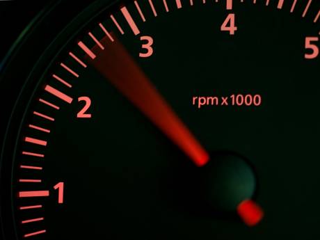 ‘Waarom heeft een auto eigenlijk nog een toerenteller?’