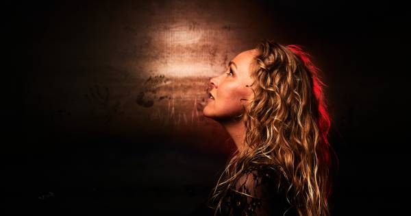 Voormalig Kamerlid Sabine Uitslag neemt tijdens coronacrisis nieuwe single in streektaal op - Tubant