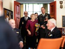 Prinses Beatrix bezoekt na skiongeluk alsnog militair rusthuis Bronbeek: ‘U maakte het even spannend’