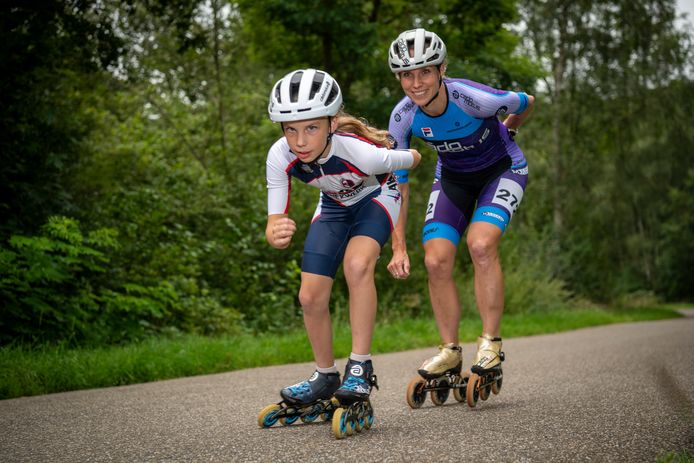 Lauren van den Brink (9) gaat 24 uur skeeleren voor Kika. Ze is op dit idee gekomen nadat begin dit jaar haar oma aan kanker is overleden. Moeder Jannitta skeelert op de foto een rondje mee.