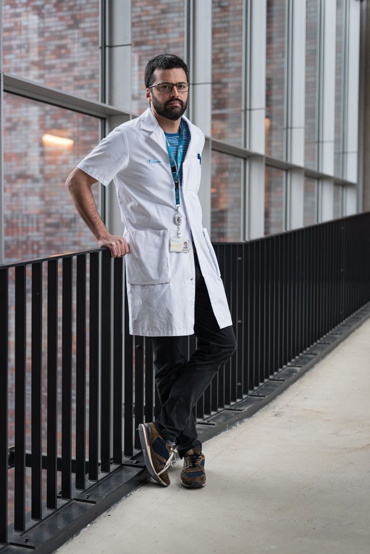 Professor Emmanuel André (UZ Leuven) volgt de Nijvelse situatie nauwgezet op.  Beeld Wouter Maeckelberghe