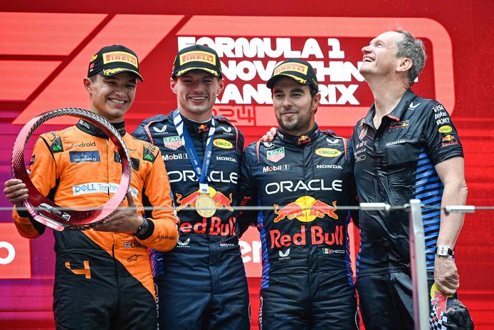 Het podium in Sjanghai: winnaar Max Verstappen naast Lando Norris (l) en Sergio Pérez.