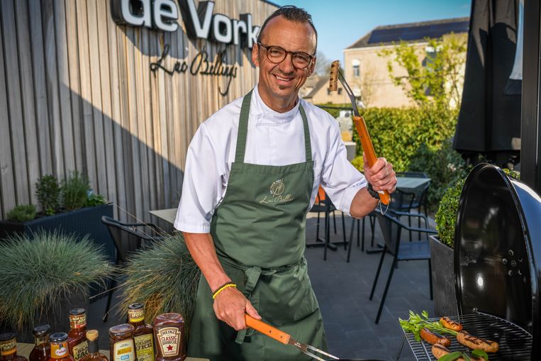 Eén van de eerste ingrediënten op het boodschappenlijstje van een BBQ-freak: braadworsten, natuurlijk. Maar in welke supermarkt vind je nu de lekkerste? Wij stopten sterrenchef en slagerszoon Luc Bellings blind 10 worsten op de prikker: “De beste worsten zijn die met een mengeling van varken- en rundvlees. Alleen zo blijven ze voldoende sappig.”