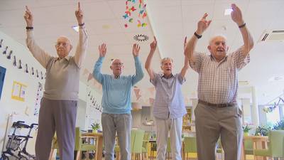 KIJK.“Nooit gedacht dat ik dit nog ging meemaken op mijn 92 jaar, wereldster worden”: rusthuisbewoners uit Lochristi gaan viraal op TikTok met populaire dansjes